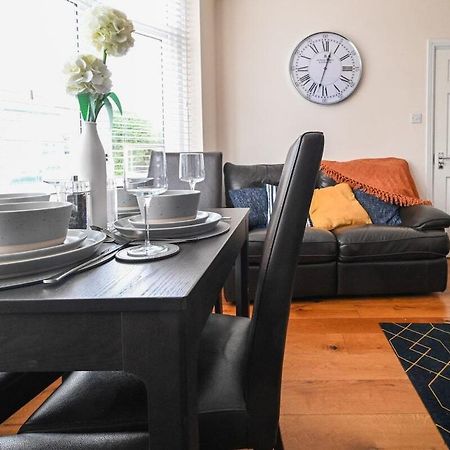 4 Bedroom House By Littlepiggyrentals Short Lets & Serviced Accommodation Luton With Superfast Wifi Exterior photo