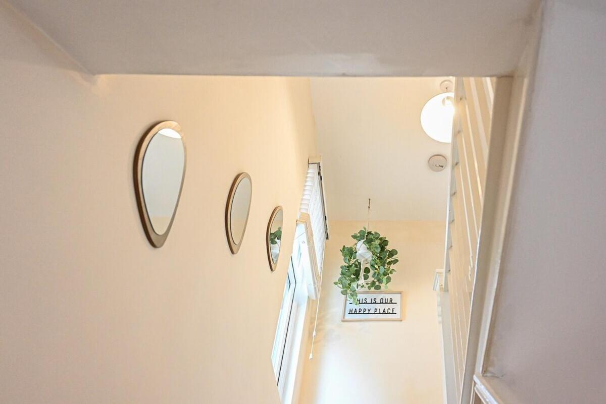4 Bedroom House By Littlepiggyrentals Short Lets & Serviced Accommodation Luton With Superfast Wifi Exterior photo