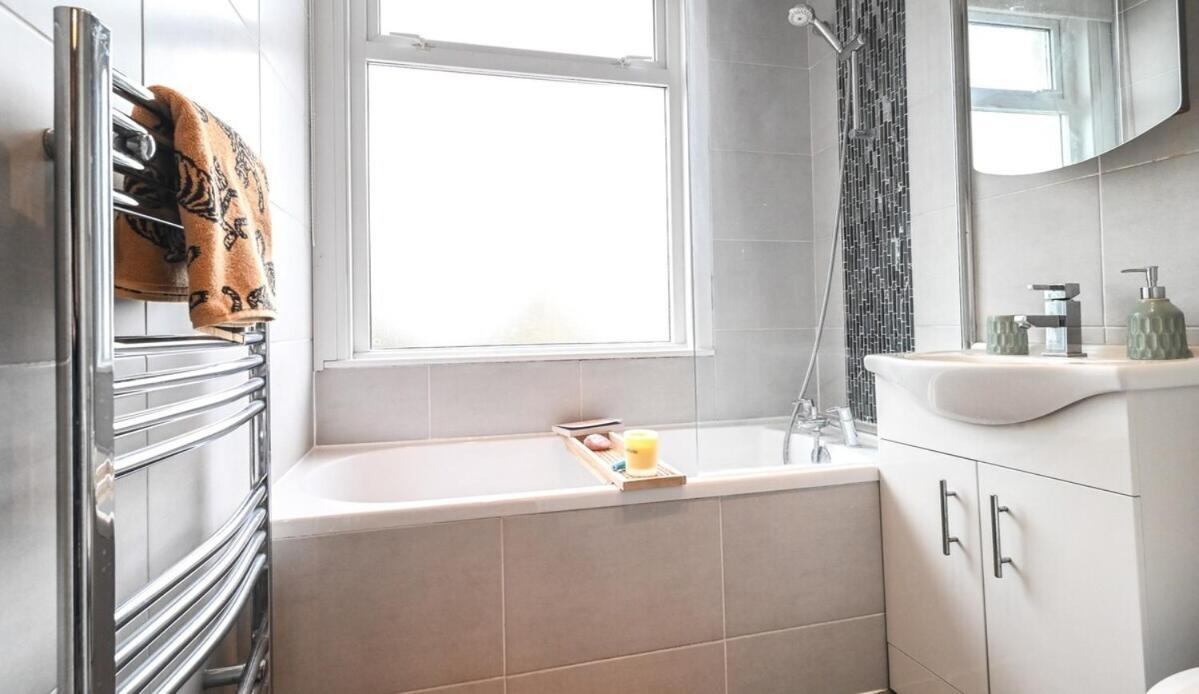 4 Bedroom House By Littlepiggyrentals Short Lets & Serviced Accommodation Luton With Superfast Wifi Exterior photo