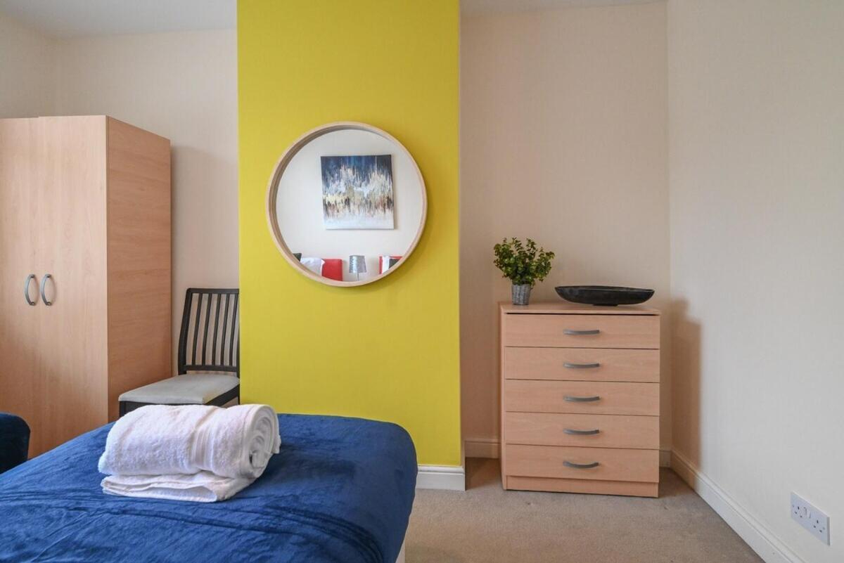 4 Bedroom House By Littlepiggyrentals Short Lets & Serviced Accommodation Luton With Superfast Wifi Exterior photo
