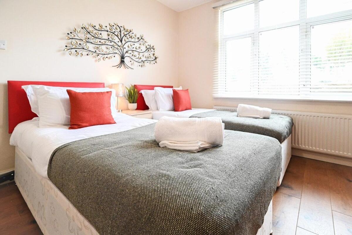 4 Bedroom House By Littlepiggyrentals Short Lets & Serviced Accommodation Luton With Superfast Wifi Exterior photo