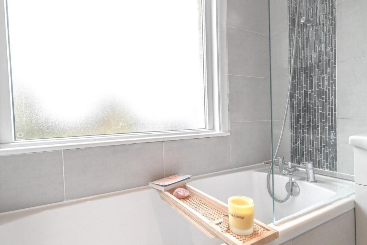 4 Bedroom House By Littlepiggyrentals Short Lets & Serviced Accommodation Luton With Superfast Wifi Exterior photo