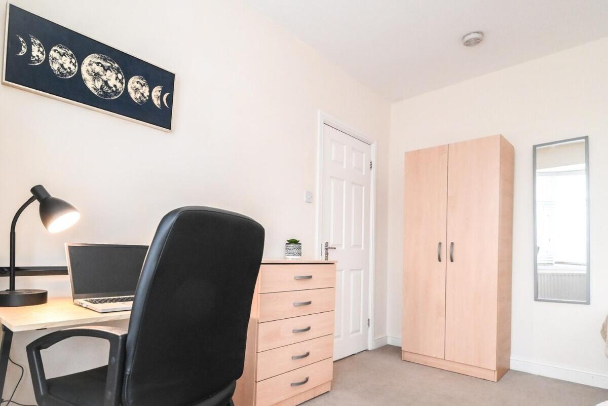 4 Bedroom House By Littlepiggyrentals Short Lets & Serviced Accommodation Luton With Superfast Wifi Exterior photo