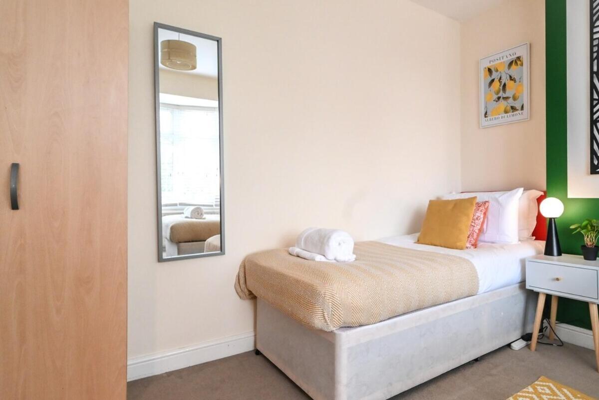 4 Bedroom House By Littlepiggyrentals Short Lets & Serviced Accommodation Luton With Superfast Wifi Exterior photo