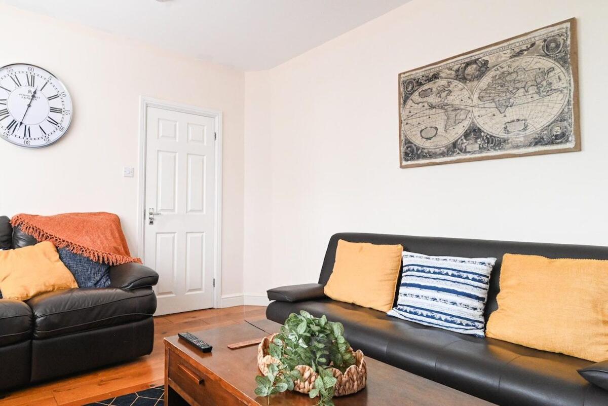 4 Bedroom House By Littlepiggyrentals Short Lets & Serviced Accommodation Luton With Superfast Wifi Exterior photo