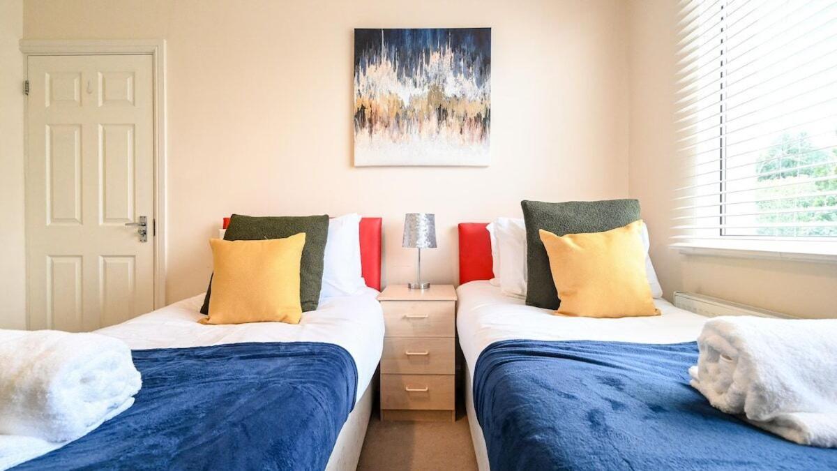 4 Bedroom House By Littlepiggyrentals Short Lets & Serviced Accommodation Luton With Superfast Wifi Exterior photo
