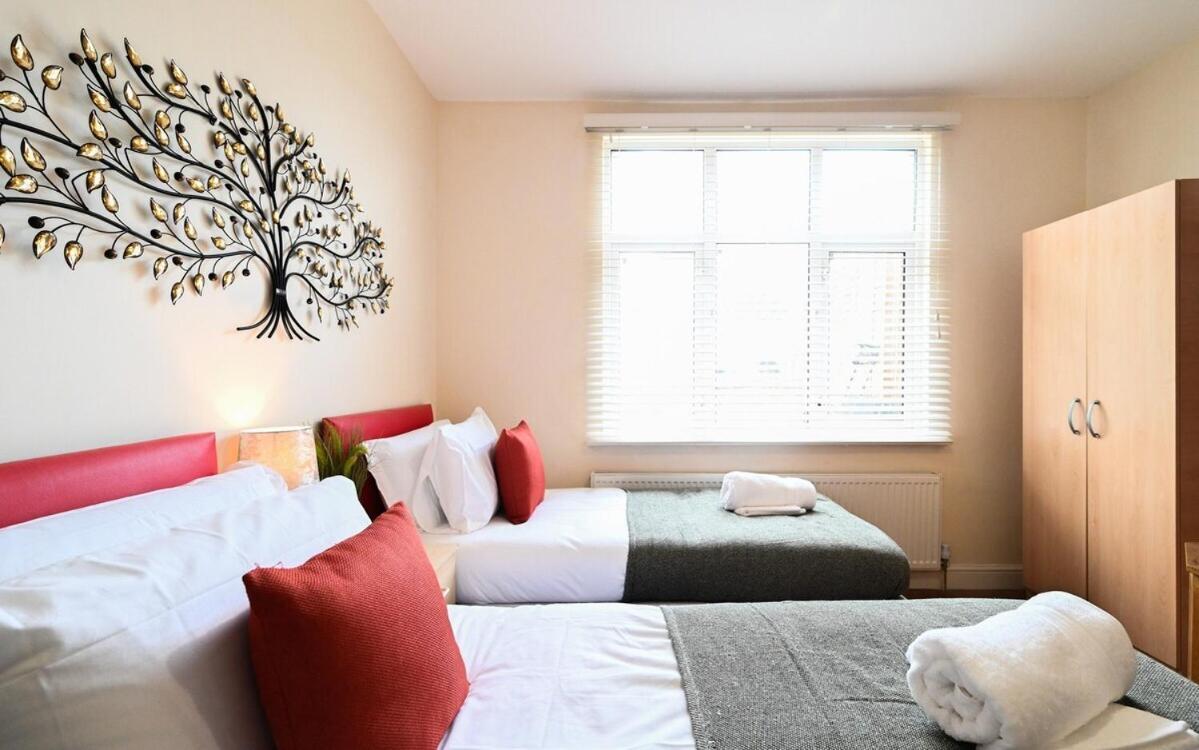 4 Bedroom House By Littlepiggyrentals Short Lets & Serviced Accommodation Luton With Superfast Wifi Exterior photo
