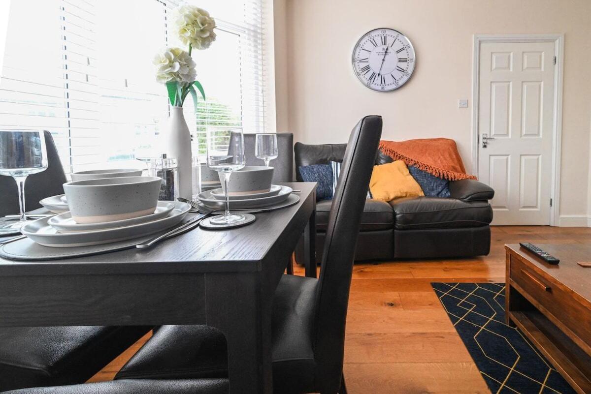 4 Bedroom House By Littlepiggyrentals Short Lets & Serviced Accommodation Luton With Superfast Wifi Exterior photo