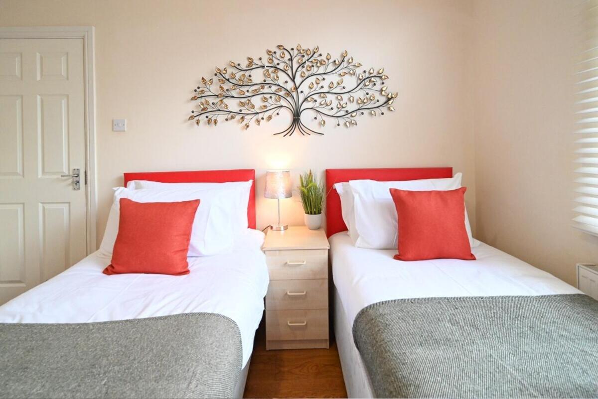 4 Bedroom House By Littlepiggyrentals Short Lets & Serviced Accommodation Luton With Superfast Wifi Exterior photo